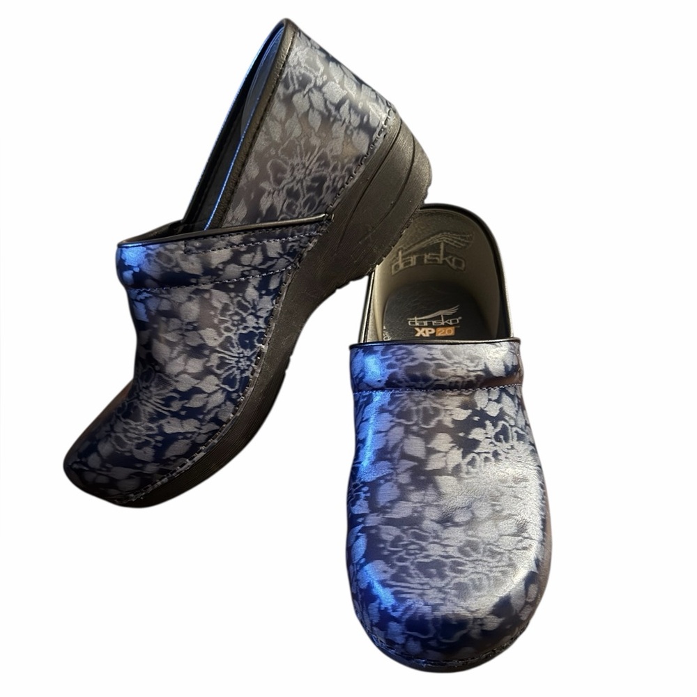 Dansko XP 2.0•Navy Embossed Patent Mules Clogs